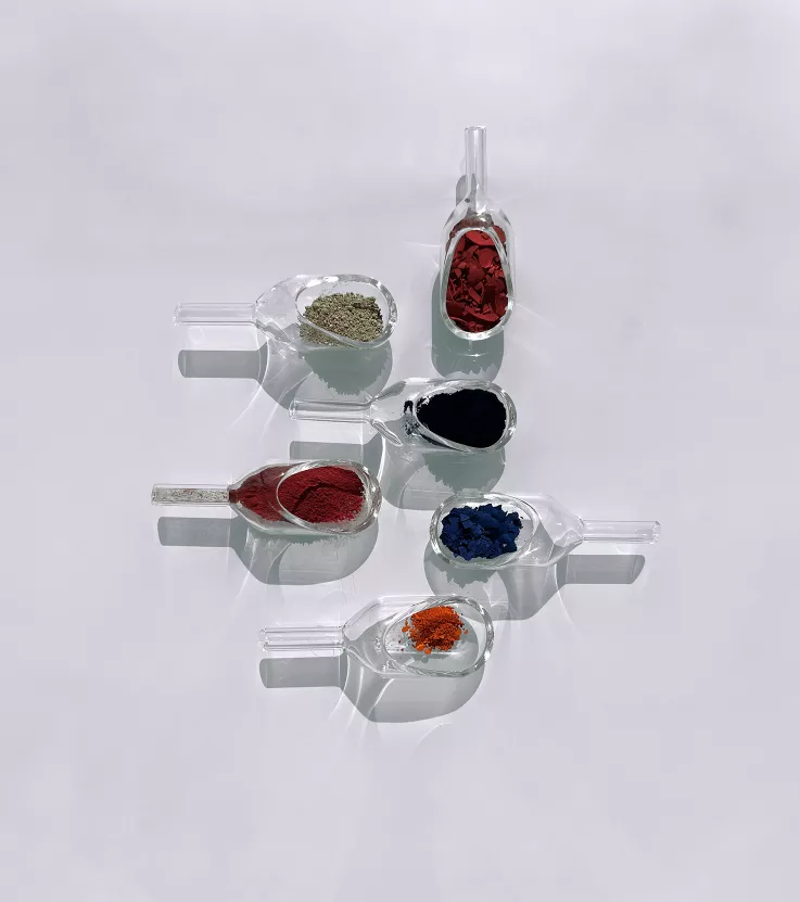 Pigments rouges, jaunes et bleus dans des sabots de chimie en verre