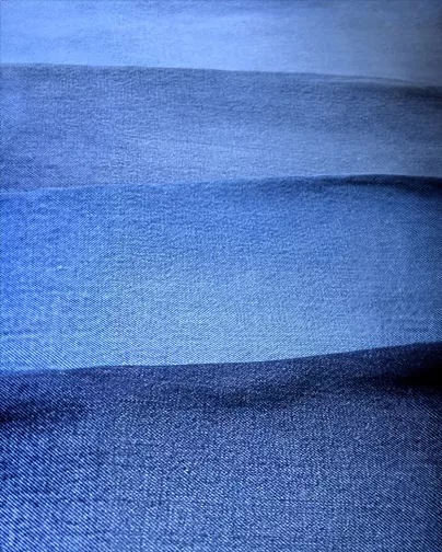 Dégradé de toiles denim teintes avec indigo Pili