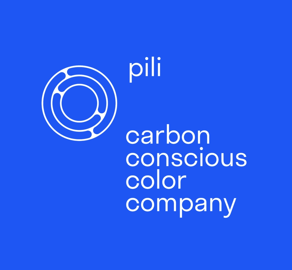 Logo blanc Pili sur fond bleu