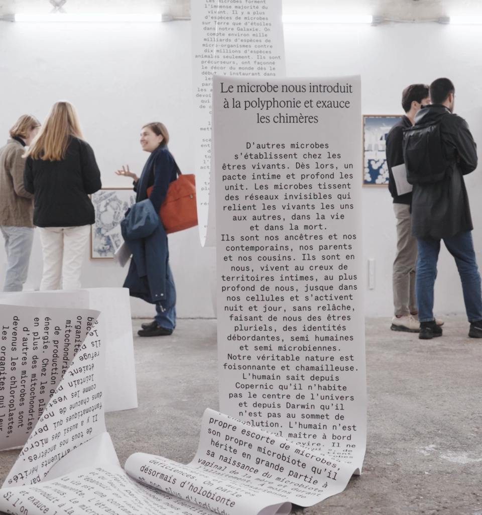 Rouleau manifeste Gloire aux Microbes